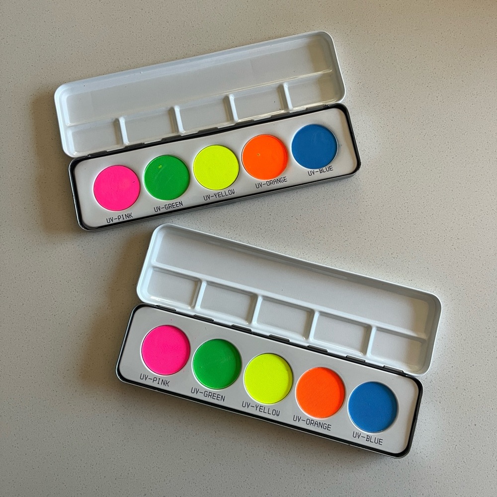 BLACK LIGHT GLOW Kryolan Pressed Powder